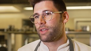 4.1K views · 41 reactions | ⏰ Mesa Portuguesa... com Estrelas Com Certeza! | Chef Carlos Teixeira | Quinta | 21H | RTP1 | RTP Play | Um mundo de sustentabilidade no coração do Alentejo onde Carlos Teixeira faz uma alquimia de sabores com as forças telúricas. Da barragem do Alqueva tira peixes de rio que fazem as delícias dos seus comensais. A viagem gastronómica de hoje é até ao Alandroal na Maria, uma instituição do bem comer alentejano | RTP | Facebook