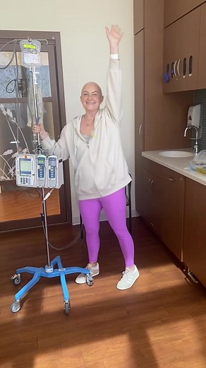 My last time with my baddie friend #chemo #baldbaddie #breastcancer #breastcancerjourney💗 #cancer #chemotherapy #bestfriends