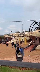 Le Musée Des Rois Bamoun une destination incontournable du tourisme culturel : un lieu où passé et présent dialoguent, où chaque visite devient une rencontre avec l’âme d’un peuple. Venez découvrir, partager et célébrer l’histoire vivante du peuple Bamoun. Planifiez dès maintenant votre visite au Musée des Rois Bamoun et inscrivez Foumban sur votre itinéraire 2026 ! 🎥 @Awambeng | Musée Des Rois Bamoun
