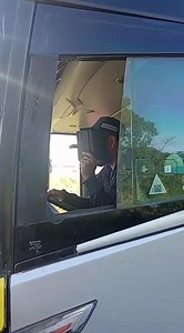 BENI: PASAJEROS DE LA FLOTA GEMA EXPRESAN MOLESTIA POR AVERÍA DEL VEHÍCULO RUMBO A TRINIDAD Pasajeros de la flota Gema, que cubre la ruta Santa Cruz - Trinidad, manifestaron su molestia debido a una avería del vehículo que los dejó varados aproximadamente a 15 minutos antes de llegar a la localidad de San Pablo. Según relataron los afectados, el chofer no ha tomado acciones concretas para solucionar el problema mecánico, situación que ha generado preocupación, ya que entre los pasajeros se encue