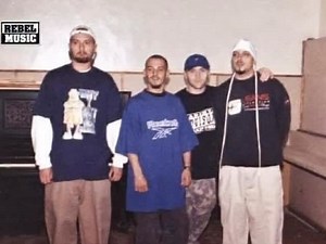 Cu mult inainte de Danez a mai existat un al 4-lea membru neoficial al trupei Parazitii, cu rol de hyper si back-up vocal. Pe numele lui de scena Blazoo, a activat temporar, doar in 2000, iar cea mai de seama participare a sa e si unul din momentele cele mai importante din istoria trupei si anume Festivalul open-air “Summer Crazy Nights” din Chisinau, care s-a desfasurat la Teatrul Verde din parcul central. Parazitii au participat la prima editie, intr-o companie ultra-selecta de doar patru trup