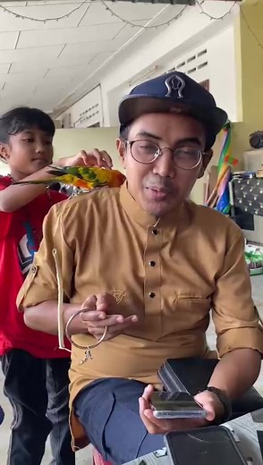 2.3K views · 139 reactions | Burung Yang paling baik didunia .. Burung belatuk ..sebab dia Bela Atuk dia .. #belatuk #kakaktua | Ezad Lazim | Facebook