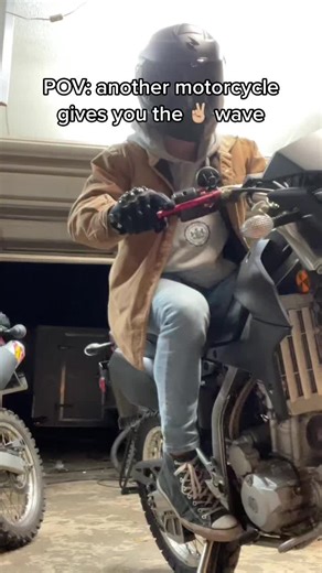 Motorcycle Wave: The Meaning Behind the Gesture