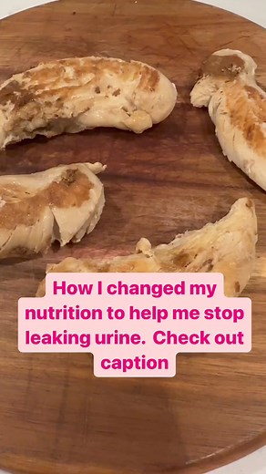 🥗🚽 Did you know that what you eat and drink can greatly impact your bladder health? 🤔💦 Nutrition plays a vital role in how your bladder functions, affecting everything from frequency to urgency. 🍽️✨ 1️⃣ Carbonation: That bubbly soda might be refreshing, but carbonated drinks can irritate the bladder, leading to discomfort and urgency. Opt for still water or herbal teas for a bladder-friendly alternative. 🚫🥤 2️⃣ Alcohol: While a glass of wine or a cocktail can be enjoyable, alcohol is a kn