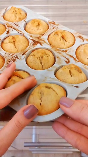 Receta de cupcakes de banana, súper fáciles de hacer y riquísimos! Ingredientes version común: -2 huevos -1 chorrito de esencia de vainilla al gusto -1 poco de leche (opcional) -3 cucharadas de azúcar -3 bananas pequeñas o dos grandes -Harina 0000(hasta lograr la consistencia deseada) - 3 cucharaditas de polvo de hornear (aprox) NOTA: Hornear con horno precalentado a 160 °C por 20- 25 min (puedes dejarlos más tiempos dependiendo de que tan dorados te gustan) Versión Fit 💪🏻: -3 huevos -1 chorri