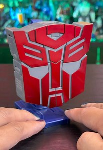 Hasbro’s Transformers Icons Optimus Prime is a Voyager Class figure that converts between robot and Autobot logo in 25 steps. Can we have a Megatron that converts into a Decepticon next please? #Transformers #OptimusPrime #Autobot #Habsbro
