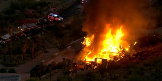 Paradise Valley mansion goes up in flames (aerials)