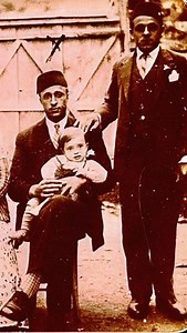 Bosanska Otoka, 1930-ih S desne strane stoji Ahmet Halilović, kovač, sin Duršuma Halilovića. Sjedi Sulejma Halilović, također kovač. U krilu mu je sin Ibrahim, koji je kao dijete preminuo nakon operacije slijepog crijeva. Do Sulejmana sjedi njegova majka. Fotografija svjedoči o zanatskim porodicama Bosanske Otoke i dostojanstvu bošnjačkog života između dva rata. Digitalni arhiv Bosanske Krajine Zapratite @borderbosniak | Bosniak on the Border