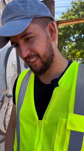 Worried woman judged a bricklayer by his appearance. | Lucy Rodarte | Facebook