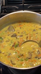 Rica Sopa de Setas con Vegetales y Tocino. Ingredientes. 250 grs Hongos2 Zanahorias 1/2 Lb brócoli 1/4 Tocino1/4 Cebolla1 Diente ajo1 Cucharada mantequilla1 1/2 Tazas crema de leche1 Taza queso cheddarSal al gustoPara cocinar esta sopa de hongos iniciaremos lavando y rayando las zanahorias, el brócoli lo cortaré en trocitosEl tocino lo voy a dorar en un sartén hasta que esté doraditoLos hongos los cortamos en trozos medianos, pueden elegir los de su preferencia.Y los doramos en el mismo sartén d