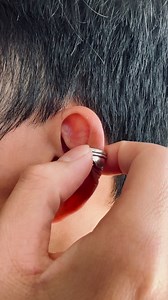 純銀羽毛形耳扣，無需耳洞即可優雅佩戴，設計獨特且極致舒適。羽毛的精美雕刻彰顯出自然的美感與卓越的工藝，象徵自由、希望與輕盈，賦予佩戴者非凡的魅力與格調。優雅的羽毛造型結合925純銀材質，確保耳扣的持久耐用與奢華光澤。每次佩戴都能完美展現您卓越的時尚品味。選擇這款耳扣，為您的日常裝扮增添一抹高雅與尊貴的氣息，成為您銀飾收藏中的經典之作。 | 90Ninety's