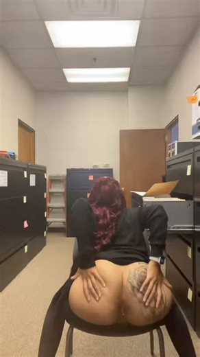 RT @ninasoffice: Spreading this ass in my office