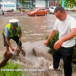 Drain Cleared by Police and a Good Samaritan! 👮 ♂️👏 | Chrome Colombia