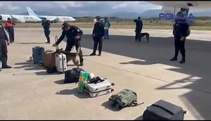 In an isolated bay at Quito Mariscal Sucre International Airport (UIO/SEQM), Ecuador, a bomb threat search procedure was carried out on a KLM Boeing 777-206(ER) aircraft (PH-BQL) after landing on Runway 36 on 25 June. After landing of the aircraft, that was operating flight KL755 from Amsterdam (AMS), it taxied to the isolated bay where the evacuation and search was done. No explosives discovered, no further incidenr reported. 📹 Policía Ecuador ﻿ #aircraft #threat #safety #security | FL360aero