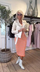 8.7K views · 52 reactions | ‼️ TUBE KJOLER TIL KUN 150,- ‼️ ..skønne til strandtur, men også ret fine stylet op som her☀️️ Lyserød  https://butikemsig.dk/products/emsig-exclusive-tube-stripe-dress-pink?_pos=1&_psq=Tube+&_ss=e&_v=1.0 Orange  https://butikemsig.dk/products/emsig-exclusive-tube-stripe-dress-orange?_pos=2&_psq=Tube+&_ss=e&_v=1.0 | Butik Emsig | Facebook