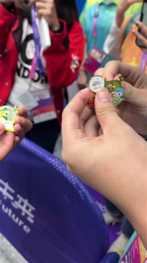 Chinese football player Wang Shuang exchanged her pin with a volunteer after the game. The one she exchanged for was about Cuju, a traditional sport resembling football in the Song Dynasty. #Hangzhou #AsianGames #WangShuang #Football #TeamChina #HangzhouAsianGames #Pin | 19th Asian Games Hangzhou 2022