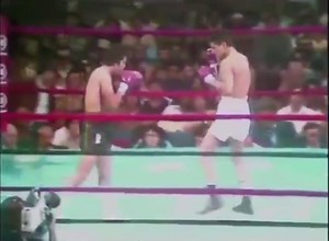 6.2K views · 582 reactions | #RetroFight Año 1980壘"El Flaco Explosivo" Alexis Argüello  defendió el título de peso ligero junior del CMB con un nocaut técnico en el undécimo asalto de Ruben Castillo en Tucson, Arizona #Boxing #History #Boxeo #ElFlacoExplosivo | Dora Argüello | Facebook