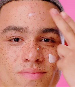 A GOOD BASE IS PRIO NUMBER ONE! 🔝💖 Gladly, our "HELLO, GOOD STUFF! Cica face cream with 100 % vegan ingredients can help you with that! 💕 The soothing and moisturizing day cream can be used on its own or as a primer. The formula with centella asiatic extract – also known as Indian pennywort, tiger grass or gotu kola – is very popular in Korean skincare. 🌱🤓💚 On a scale from 1 to 10, how good feels VEGAN skincare? 🤗 | essence cosmetics