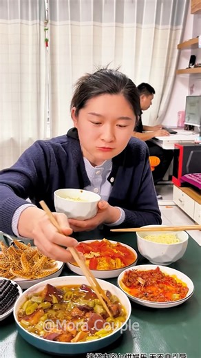 The couple is in a cold war, eating their own food 🙈😹💥😻💥.#D19 | Mora Couple