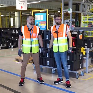 JAK WYGLĄDA PRACA W AMAZON? NAJNOWOCZEŚNIEJSZE CENTRUM LOGISTYCZNE! | DO ROBOTY Dzisiejszy odcinek na kanale Do Roboty to ekscytująca podróż po magazynie i centrum dystrybucji Amazon w Gliwicach. Poznaj kulisy gigantycznego magazynu, gdzie technologia spotyka się z ludzką pracą, a efektywność osiąga nowe horyzonty. Zobacz, jak Amazon redefiniuje logistykę, oferując fascynujące możliwości zawodowe. Jeśli jesteś ciekaw, jakie wyzwania i sukcesy czekają na pracowników tego potężnego centrum dystryb