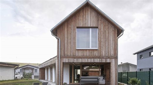 Slamák v Liptovském Jánu vzdává hold lidové architektuře a ekologickému stavění