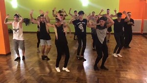 Wednesday night salsa footwork class at Johnny Vazquez dance school Milano!!! Join me and learn to dominate your body and move within the music ..... #johnnyvazquez #dancer #salsa #passion #salsero #on1 #feelit | Johnny Vazquez