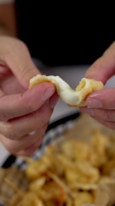 Comme nous, tu as une passion mozza ? Tu vas adorer cette recette de beignets de billes de mozzarella ! Elles sont parfaites pour l'apéro ! | Doof