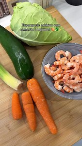 Esparguete Asiático Fit com Camarão e Legumes 🍤🥬 🛒 Ingredientes: Camarão Esparguete Cebola Curgete Cenoura Couve coração Alho francês 3 ovos Azeite Sal/ pimenta preta/ pimentão doce/ alho em pó Molho teriyaki zero da @prozis @prozisportugal (podes substituir por molho de soja apesar de não ser tão saudável) 👩‍🍳 Preparação: 1. Cortar todos os legumes em pequenas tiras e reservar. 2. Numa frigideira, aquecer um fio de azeite e grelhar os camarões. 3. Temperar com pimentão doce, alho em pó e p
