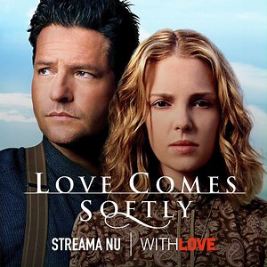 3.5K views · 33 reactions | Baserad på författaren Janette Okes bok: kostymdramat Love Comes Softly med skådespelerskan Katherine Hiegl!  Marty följer med sin man Aaron till västern för att bosätta sig, men så avlider han plötsligt... Änklingen Clark ber Marty att gifta sig med honom, så att hon kan hjälpa honom med hans dotter. Snart kommer de varandra närmre och något blommar sakta ut mellan Marty och Clark.  https://bit.ly/Streama_LoveComesSoftly | WithLove | Facebook