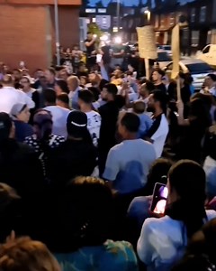 Dacii liberi rămași fără halocațiile dă pă Anglea adunați în jurul pastorului. Acum ne-am "prins" cum stă treaba acolo 🤪 După ce au făcut pe acolo, ne vom trezi cu solurile de credincioși în țară. | Ion Dacian