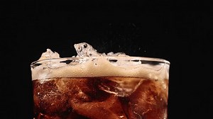Closeup Pouring Cola Drink Ice Cubes: стоковое видео (без лицензионных платежей), 3530903123 | Shutterstock