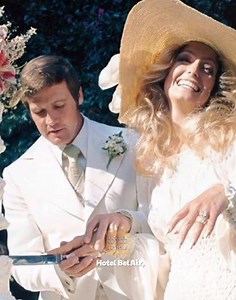 Farrah Fawcett & Lee Majors Wedding Story: Hollywood Romance, Style, and Enduring Love | Golden Glimmers of History