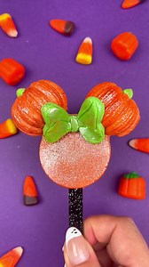 One of my favorite Halloween Minnie Mouse Oreo Pops from a couple years ago. 🎃🖤 #oreo #oreos #oreopops #cookiepops #oreocookies #Halloween #halloweencookies #halloweentreats #spookyszn #pumpkinseason #spookyseason #halloweenideas #halloweeninspiration #pumpkinspice #disneyhalloween #disney #minniemouse #minniemouseparty #disneyparty #halloweenparty #halloweenpartyideas | beautyanddasweetz