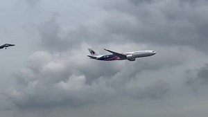 More visuals of the Malaysia Airlines’ first A330neo aircraft (9M-MNG) that received an escort of a Royal Malaysian Air Force (TUDM) Sukhoi-30MKM jet at KLIA. 🎥Courtesy: Nxzril @NazrilMohdNajib #aircraft #airlines | FL360aero