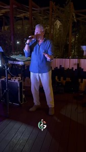 Cina pe plajă + una dintre cele mai frumoase melodii italiene = momentul ăla pe care vrei să-l repeți. ️ Lasă-mi un comentariu dacă știi cum se numește piesa ❤️ #giorgiociabattoni #italiansinger #liveperformance #italianmusic #dolcevita #musicaitaliana #italianshow #bucharest | Giorgio Ciabattoni Off. Page | Facebook