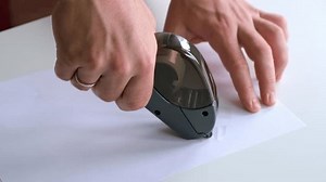 Verwendung eines Scotch-Dispensers. Klebeband auf einem: Stockvideos & Filmmaterial (100 % lizenzfrei) 3956224199 | Shutterstock