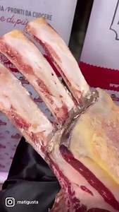 Simmenthal Bernese🐮 Razza dalle origini svizzere 🇨🇭 Selezione Discarlux 🥇 Ottima resa 🔪, ottimo punto di grasso 😛, ottimo gusto 😋 una Bistecca importante 🔝 Ve la proponiamo in taglio Tomahawk🪓🪶 Ce la descrive per noi il nostro consulente @dreammeat_vp ✅Puoi acquistare sul nostro sito: www.matigusta.com🚚🧊 SPEDIAMO IN TUTTA ITALIA 🇮🇹 ✅La puoi acquistare in Macelleria 🥩 📍Via Trieste n 131, Comunanza, (AP) 📞 39 366 753 1602☎️ 0736845146 ✅La puoi trovare in Braceria 🔥 📍 Marina di A