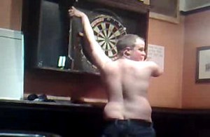 Cible de flechettes humaine