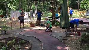 (th) DM 2018 in Mainz: Favoriten vorne Nach einem Kombidurchgang ist es wie erwartet sehr knapp. Bei den Damen führt MGC Göttingen (151) vor dem MGC Mainz (153). Bei den Herren führt das Heimteam (276) vor den Hardenbergern (280). Die anderen Teams sind leicht abgeschlagen. Im Video sehen wir Alexander Geist (BGS Hardenberg) mit einem Ass an Bahn 5 Auf Beton. #minigolfsport | Deutscher Minigolfsport Verband