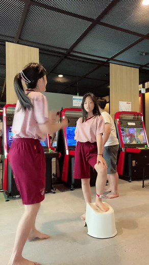 찜질방에서 영상 찍는대 다 쳐다봐서 부끄러웠어 심지어 춤추는것도 목각임… #찜질방 #목포 #여기 #너무좋음 #부끄러워 #목각 #임#임몸치 #맞네#쌍둥이 #동생 #졍이😘 #구찌챌린지 #헤