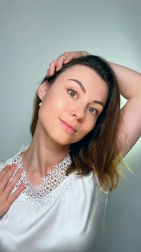 ✨ Aujourd’hui, on prend soin de notre cou et du muscle platysma ! Ce muscle fin mais important relie le bas du visage au haut du buste. Trop souvent tendu ou négligé, il peut influencer la posture, les tensions cervicales… et même l’apparence du visage ! Dans cette mini routine : 💆‍♀️ Étirements doux du platysma 👅 Activation avec la langue sous la lèvre 🙆‍♀️ Mouvement d’auto-massage vers les trapèzes 💧 Drainage vers les ganglions lymphatiques sous les clavicules Un vrai moment de détente… et