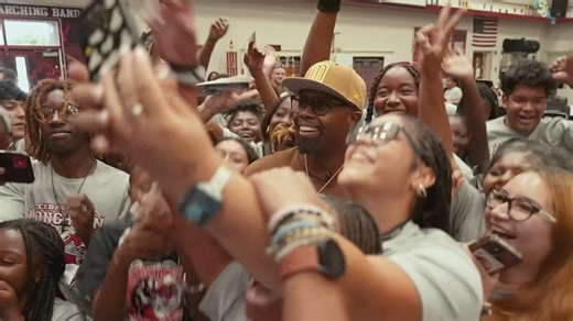 Cedar Hill Band surprised by singer Cupid with an impromptu jam session