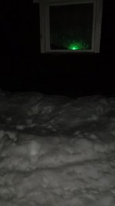 On öö,kuid ma veel ei maga.Toas on peaaegu pime,vaid väike ilutulestik seinal.Ümber maja on paks lumi,ilus talveöö.Äkki kuulen lumes krudisevaid samme oma väikese maja ümber. Üldiselt on mul väga hea kõrvakuulmine.Suvel ärkasin isegi une pealt,kui kass kõndis. Ja nüüd kuulen lume krudinat kellegi ettevaatlike sammude all. Lülitan telefoni välja, kustutan tule ja piilun ettevaatlikult aknast välja. Õues on pime ja vaikne,hetkel ei märka kedagi. Siis kuulen jälle samme akna all.Panen kasuka selga,