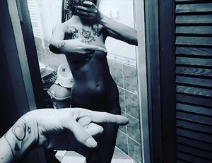 The one finger selfie challenge is here and some people just don't get it - Extra.ie