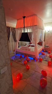 Only Adult 🌹✨ La cerere și contra-cost, camerele noastre pot fi personalizate așa cum doriți, creând o atmosferă unică pentru îndrăgostiți. De la 🎈 baloane cu heliu în formă de inimă, 🥂 șampanie în frapieră lângă jacuzzi, 🌹 petale de trandafiri și inimă din trandafiri pe pat, 🎂 tort în formă de inimă, 💐 buchete de flori, până la mesaje personalizate precum 'Te iubesc' sau 'La mulți ani' din baloane – ne asigurăm că experiența voastră va fi de neuitat. Camerele noastre sunt echipate cu 🛏️ 