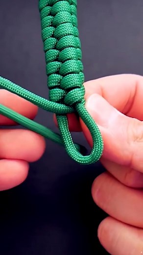 How To Make a Rattlesnake Knot Keychain #weaving #weavingkeychains #keychains #paracord | The Weavers of Eternity Paracord
