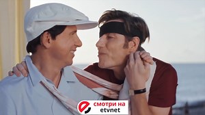 Что смотреть в новогоднюю ночь? В этом году вечером 31 декабря телеканал ТНТ предложит зрителям мюзикл «Небриллиантовая рука» от создателей проектов «СамоИрония Судьбы!» и «Иван Васильевич меняет всё!» В фильме появятся множество звезд, среди них - Тимур Батрутдинов в образе 007-ёна Семёновича Горбункова, Алексей Воробьёв в образе Гены Козодоева и Максим Лагашкин в образе контрабандиста Лёлика. Горбунков отправится в путешествие на круизном лайнере. В Дубае Семёну Семёновичу контрабандисты налож