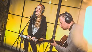 Whoah! Hooverphonic, mét Luka, bracht vanochtend een prachtige versie van 'Romantic' bij ons! ❤️ | Qmusic - België