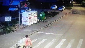 Expediția l-a costat pe domnul din film 6000 de lei. Cea mai mare amendă, de 30 000 de lei, a fost aplicată unei firme. Imaginile au fost surprinse de camerele Poliției Locale pe strada Romulus Grofșoreanu și azi au reușit să-l identifice. În medie, Poliția locală a aplicat 107 amenzi lunar. De la începutul anului, am colectat aproximativ 1000 de tone de deșeuri ilegale, lunar, cu ajutorul Retim. 1000 de tone de gunoi, pe lună, din Timișoara! Doar anul trecut costul ridicării deșeurilor ilegale 
