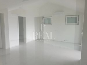 CRIKVENICA-LUKSUZAN STAN U POTKROVLJU SA PREKRASNIM POGLEDOM, DVA...